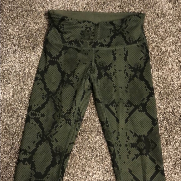 lululemon athletica Pants - Lululemon crop leggings